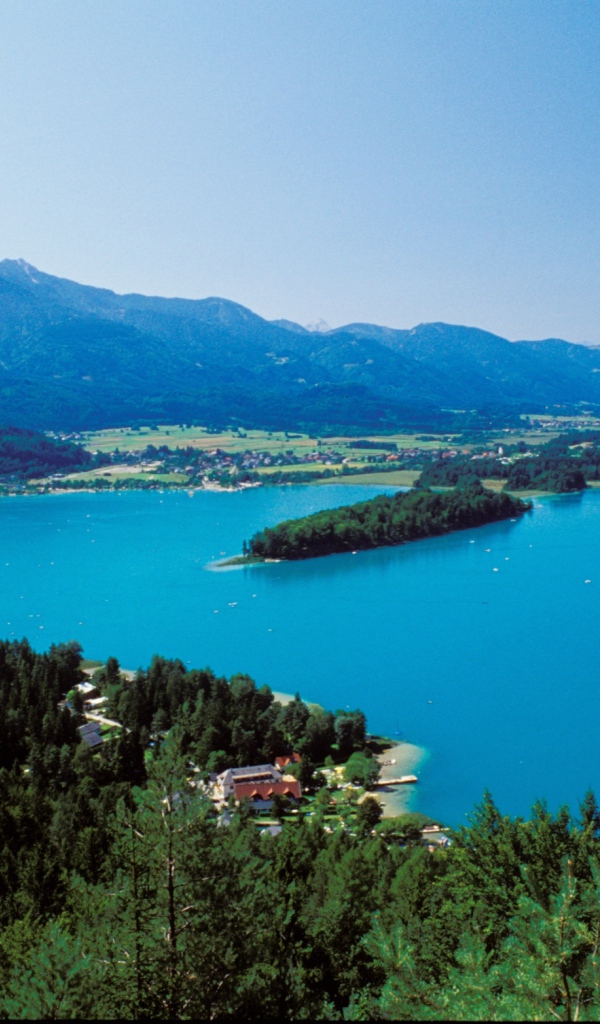 Красивое озеро на курорте Фаакер-Зее, Австрия