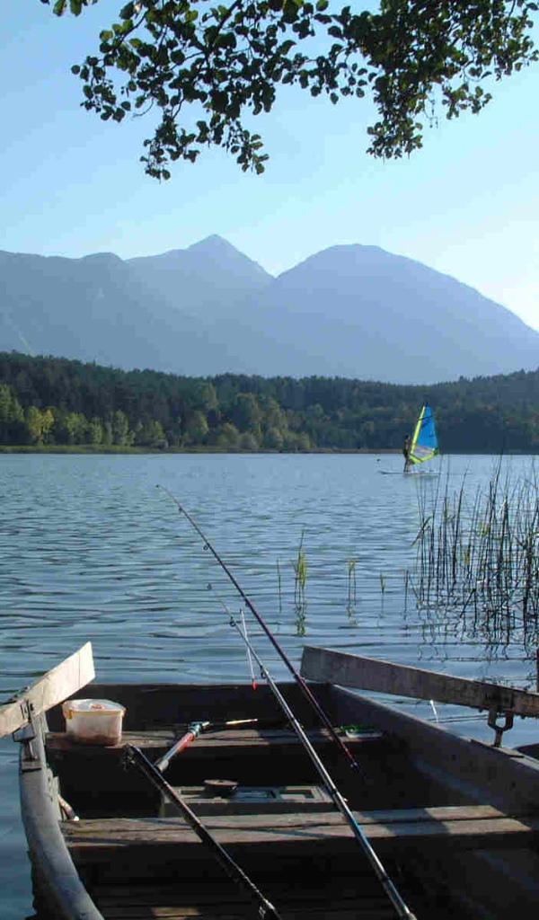 Лодка у берега озера Клопайнер Зее, Австрия