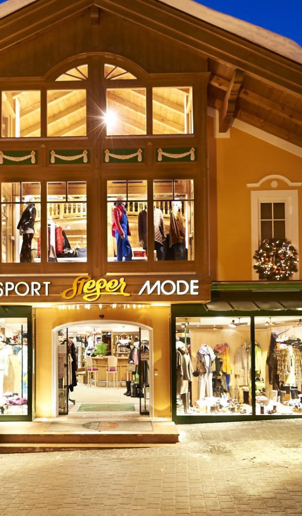 Яркий магазин на горнолыжном курорте Заальбах Хинтерглем, Австрия