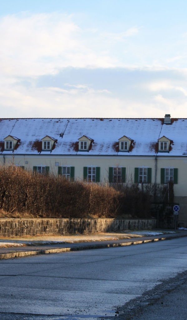 Здание с аркой на курорте Баден, Австрия