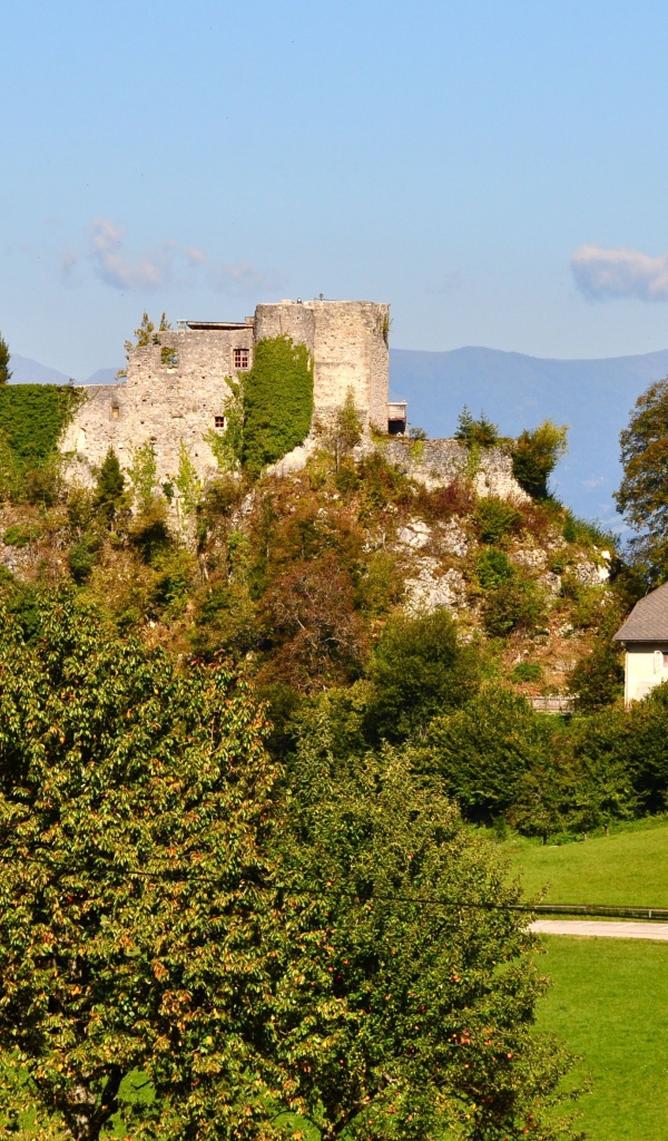 Развалины замка на курорте Фаакер-Зее, Австрия