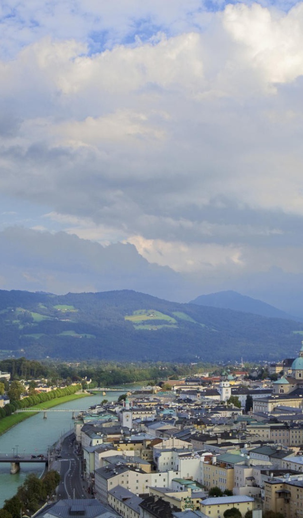 Город среди гор Зальцбург, Австрия