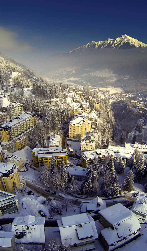 Город среди Альп на курорте Бад Хофгастайн, Австрия