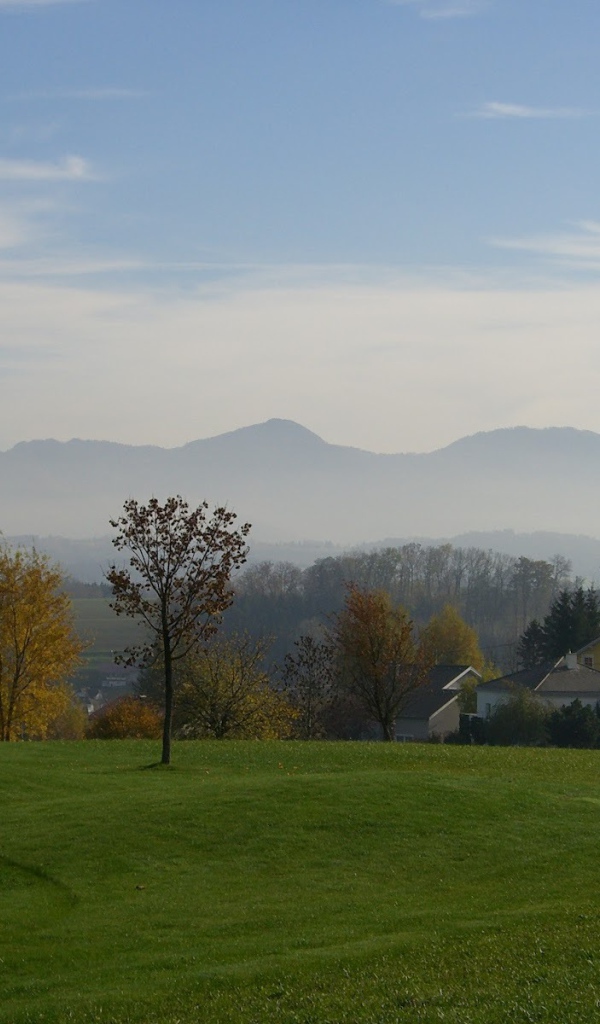 Город на фоне гор на курорте Бад Халль, Австрия