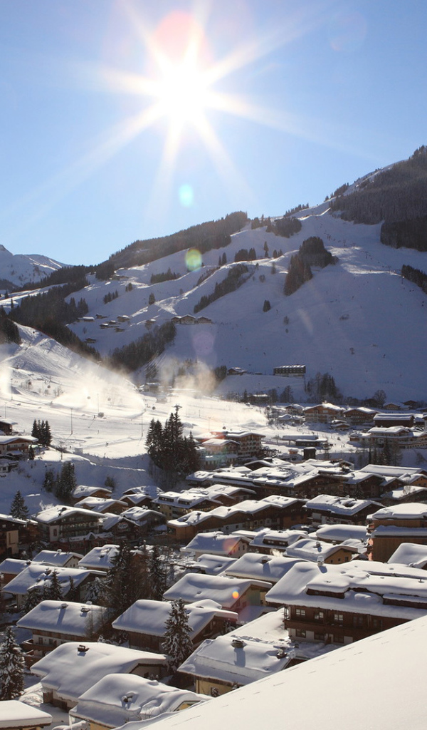 Город на горнолыжном курорте Заальбах Хинтерглем, Австрия