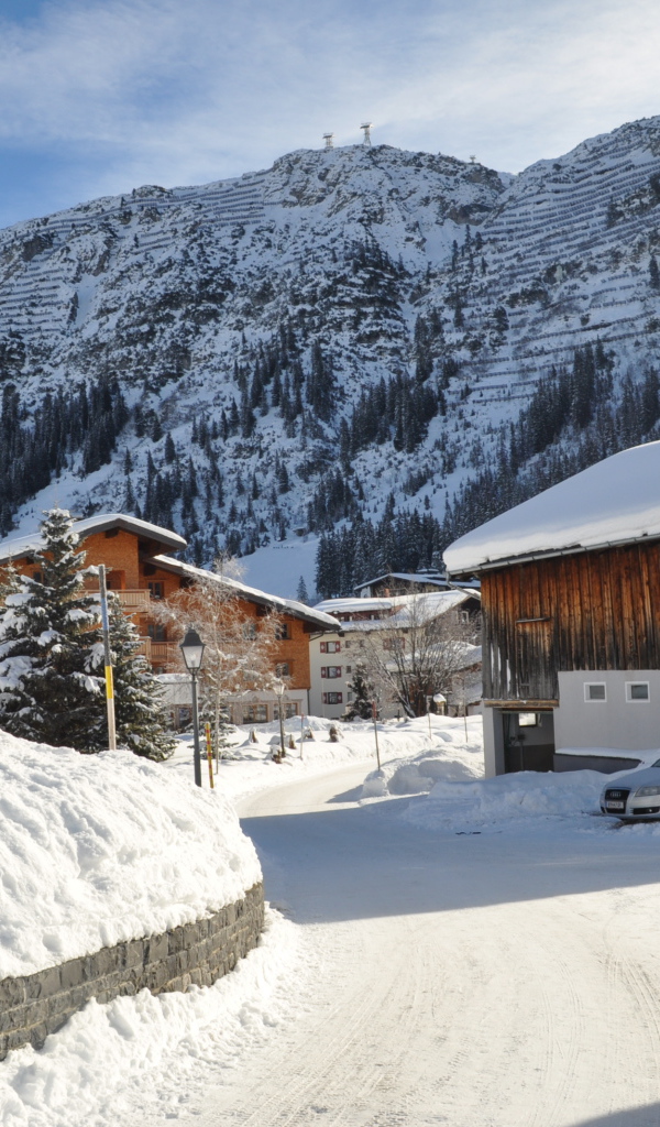 Городская улица на горнолыжном курорте Лех, Австрия