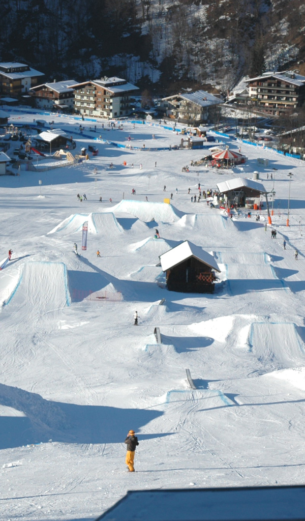 Спуск на лыжах на горнолыжном курорте Заальбах Хинтерглем, Австрия