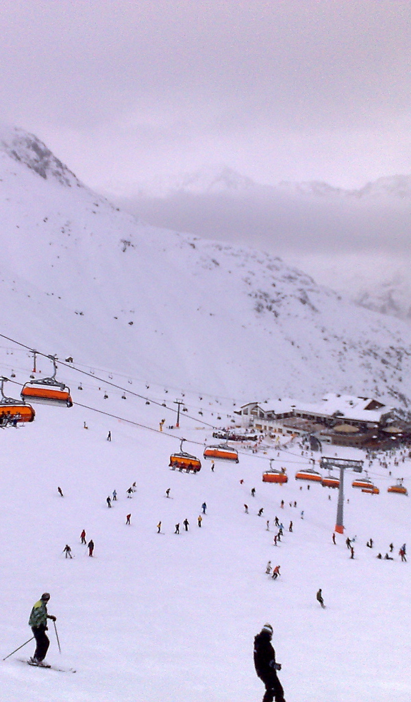 Спуск на лыжах на горнолыжном курорте Зёльден, Австрия