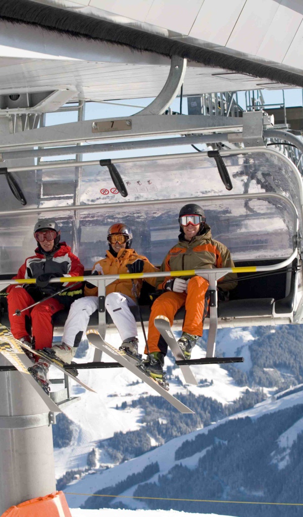 Катание на подъемнике на горнолыжном курорте Заальбах Хинтерглем, Австрия