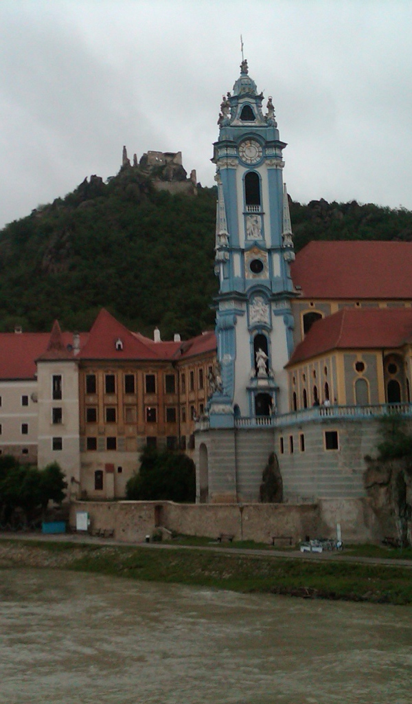 Набережная реки в городе Линц, Австрия
