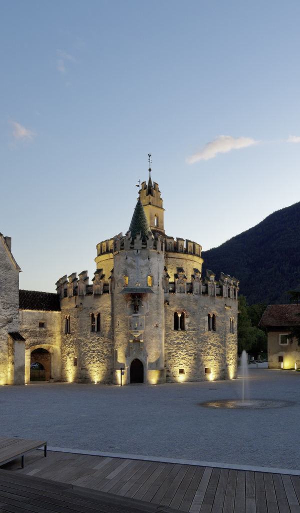 Вечерние огни в городе Нойштифт, Австрия