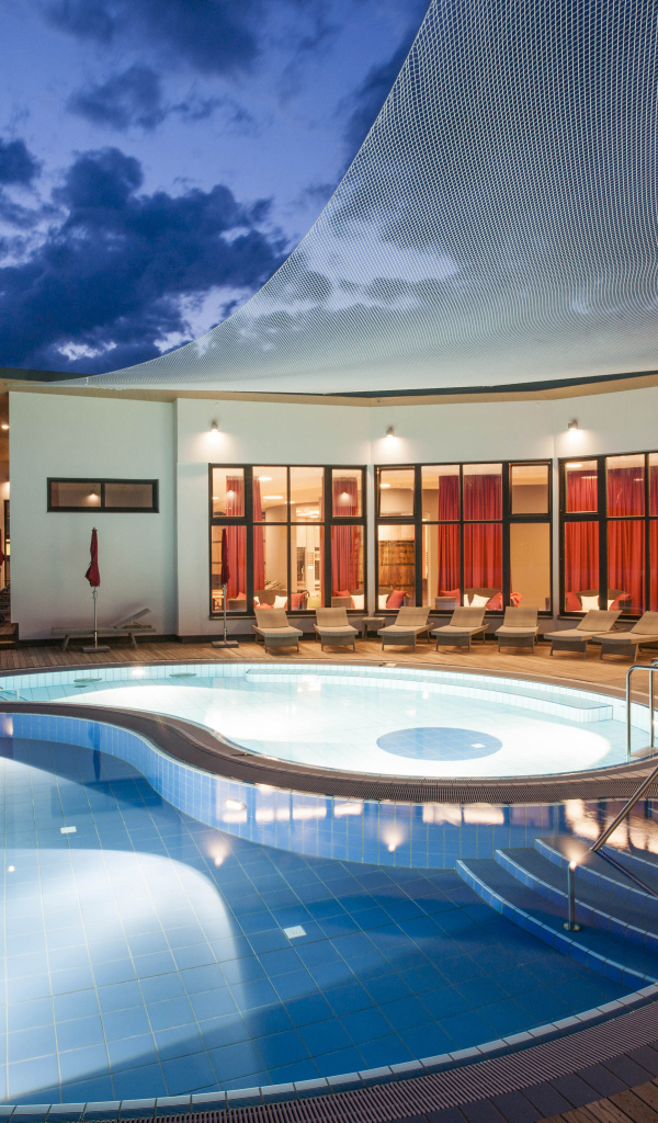 Вечерний бассейн на курорте Бад Татцмансдорф, Австрия