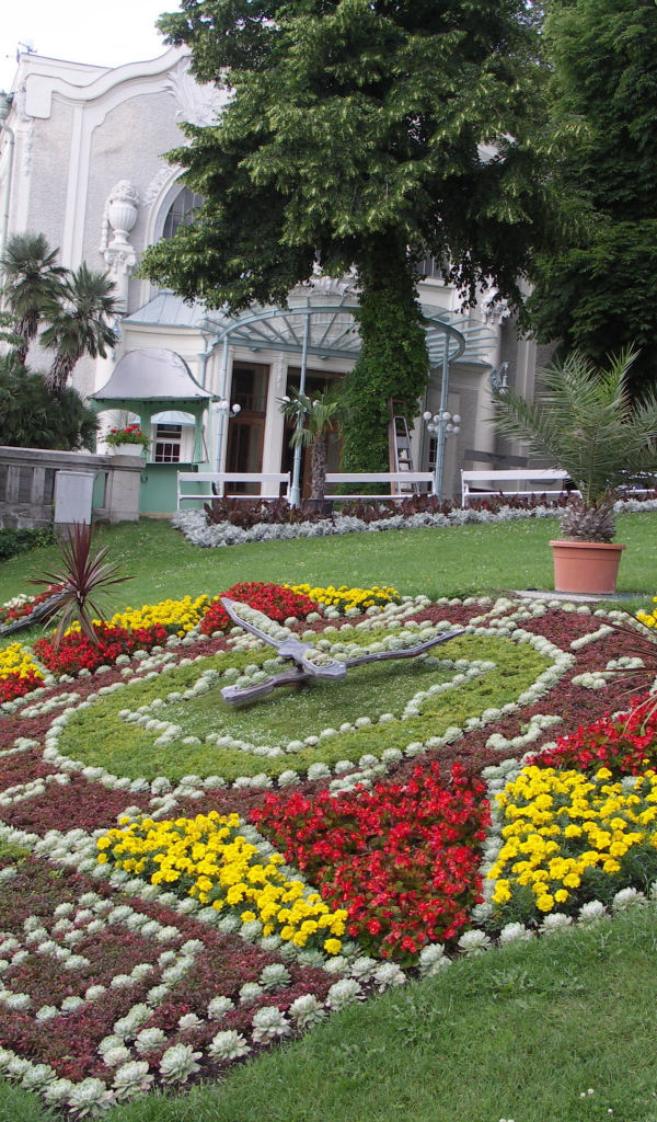 Цветочные часы на курорте Баден, Австрия