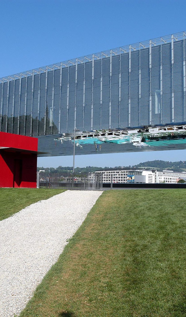 Стеклянное здание в городе Линц, Австрия