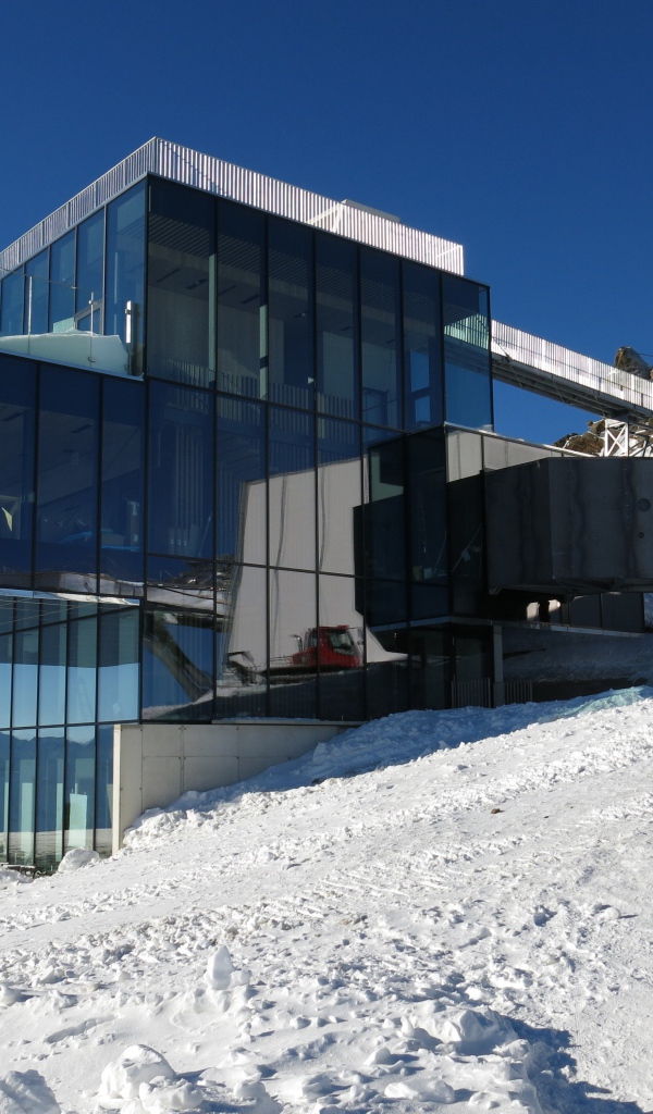 Стеклянный дом на горнолыжном курорте Зёльден, Австрия