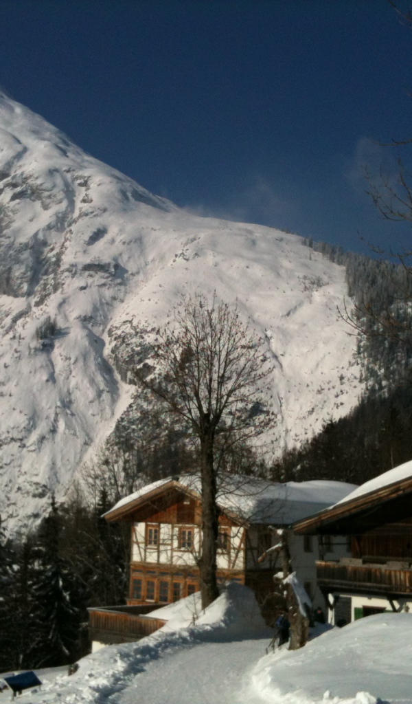 Дом на фоне гор на курорте Тельфс-Бюхен, Австрия