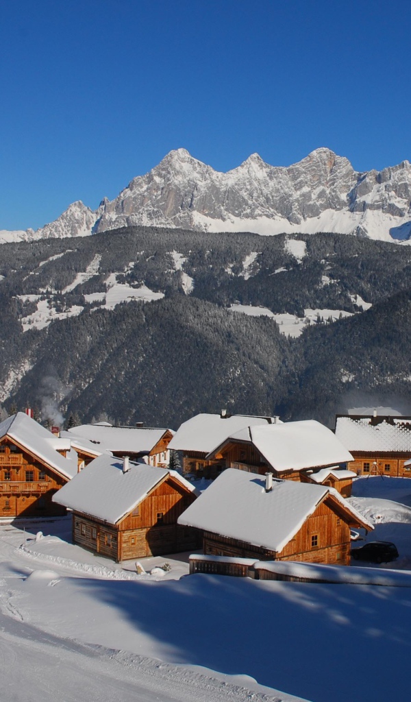 Дома на фоне гор на горнолыжном курорте Шладминг, Австрия