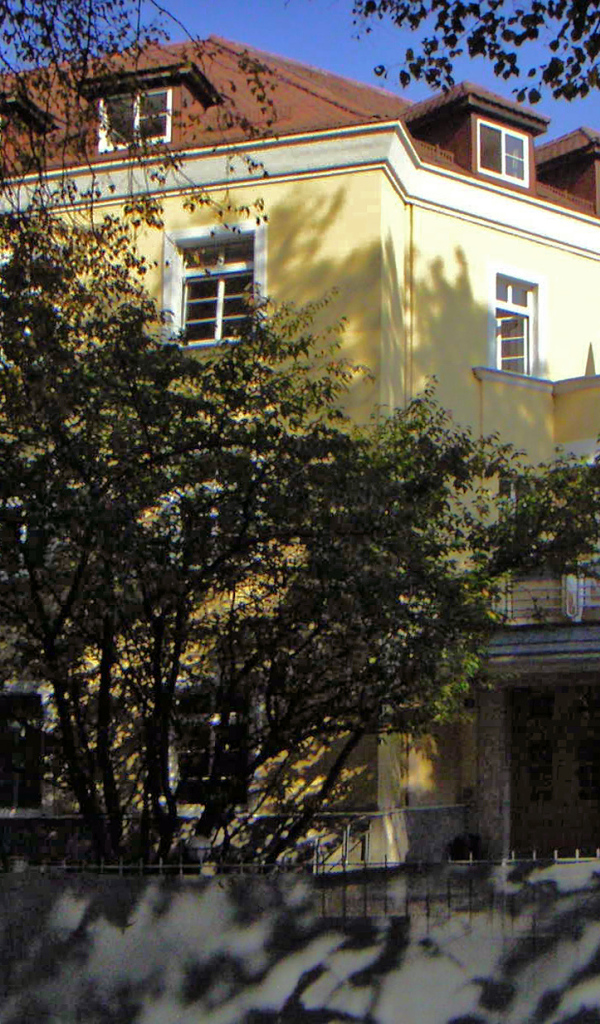 Дом на городской улице на курорте Бад Халль, Австрия