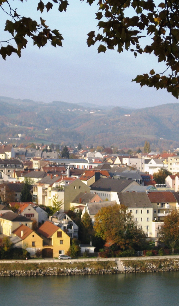 Дома на набережной в городе Линц, Австрия