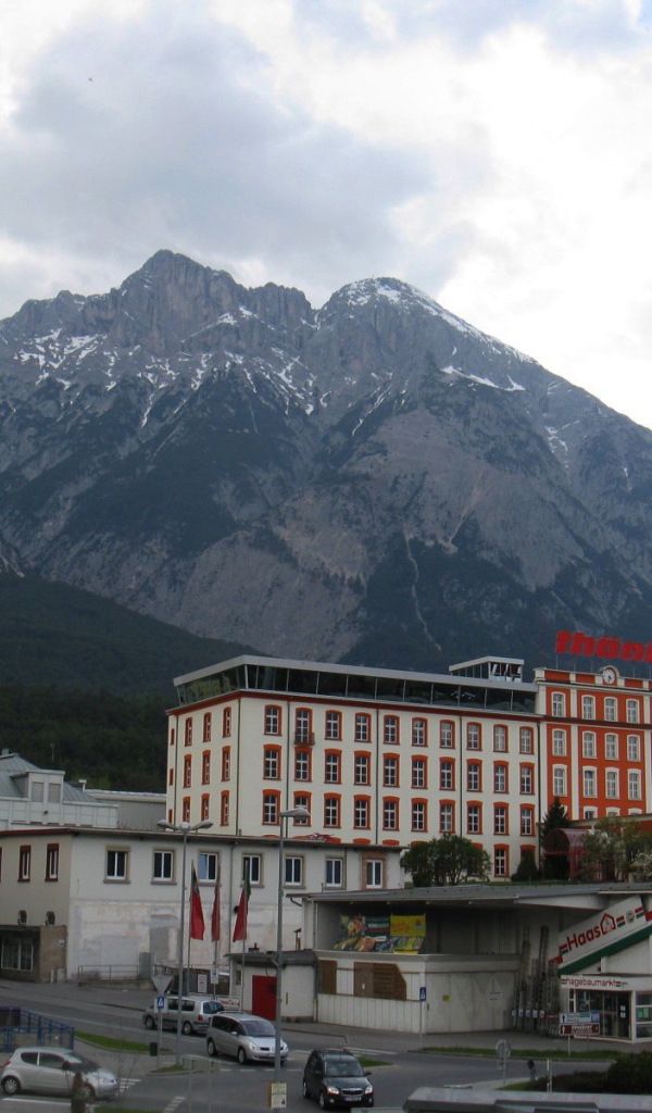 Дома на фоне Альп на курорте Тельфс-Бюхен, Австрия