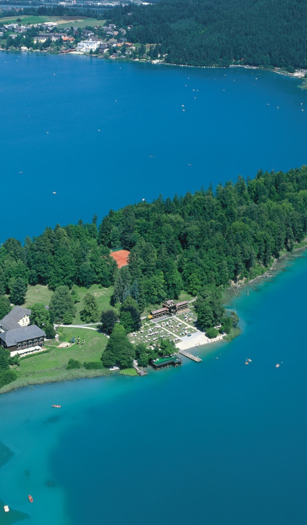 Остров на озере на курорте Фаакер-Зее, Австрия