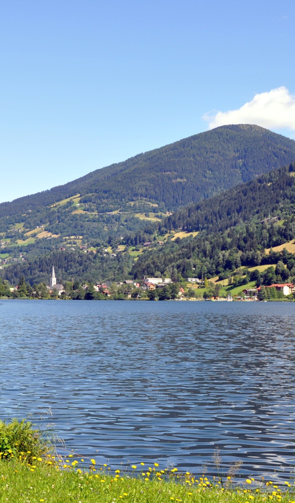 Озеро Клопайнер Зее на фоне гор, Австрия