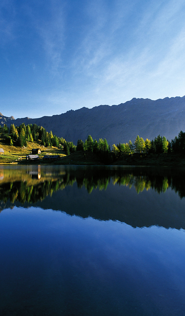 Озеро в горах на курорте Бад Лойперсдорф, Австрия
