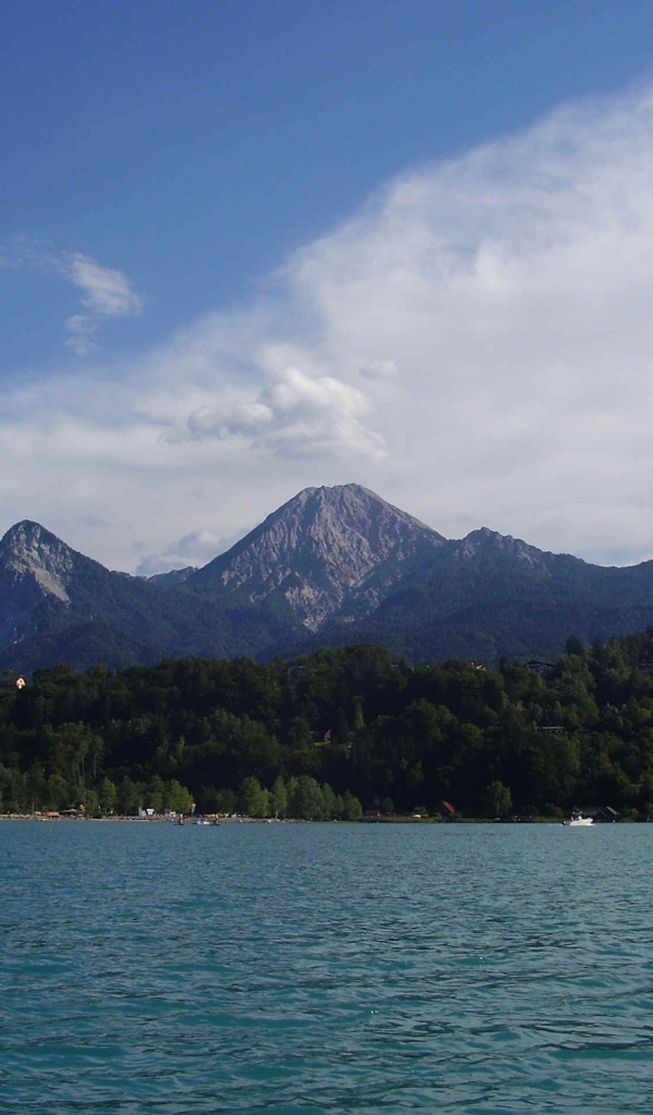 Озеро на фоне гор на курорте Фаакер-Зее, Австрия