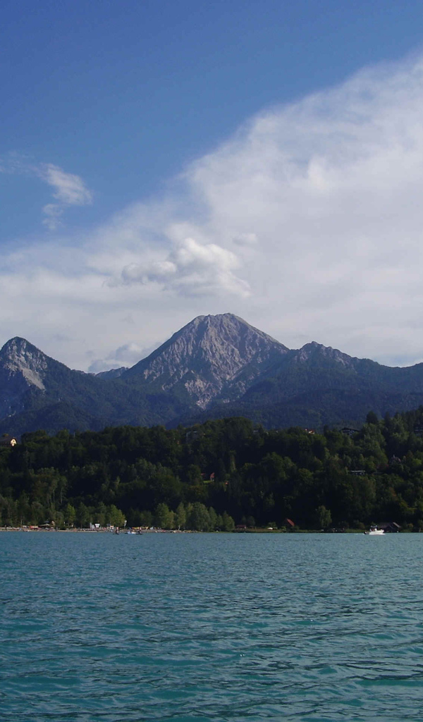 Озеро на фоне гор на курорте Фаакер-Зее, Австрия