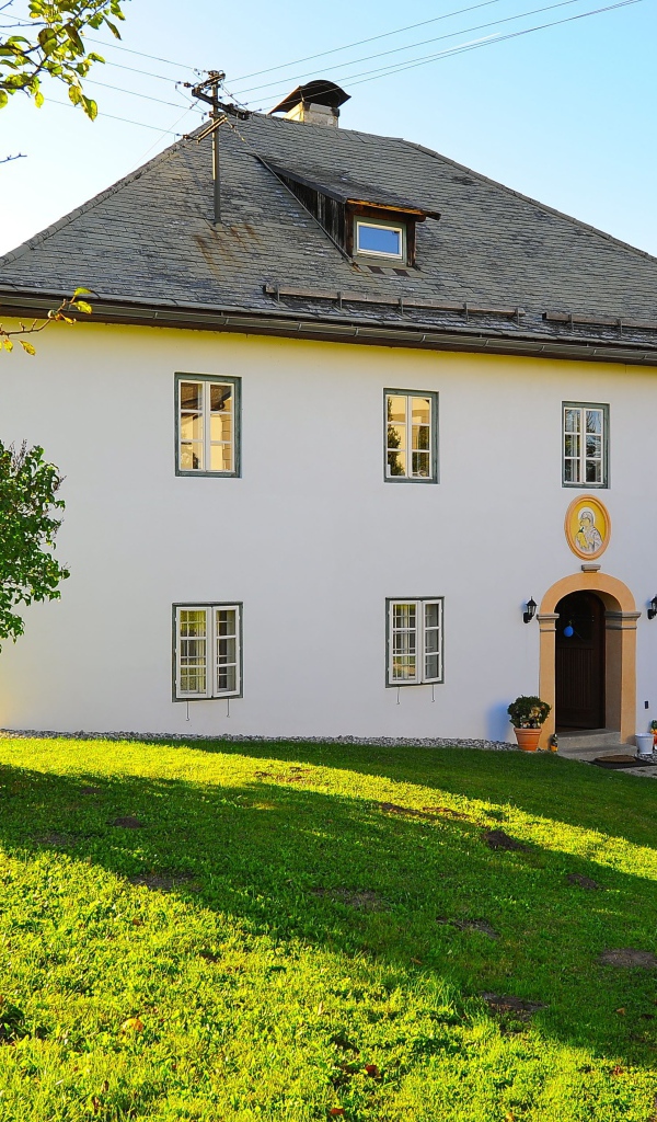 Лужайка перед домом на курорте Фаакер-Зее, Австрия