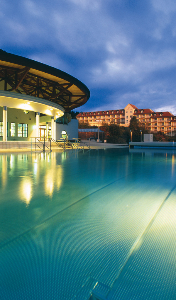 Роскошный бассейн на курорте Бад Татцмансдорф, Австрия