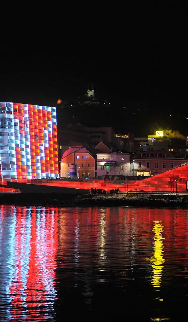 Ночная иллюминация в городе Линц, Австрия