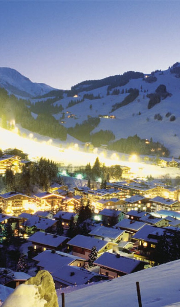 Ночные огни на горнолыжном курорте Заальбах Хинтерглем, Австрия