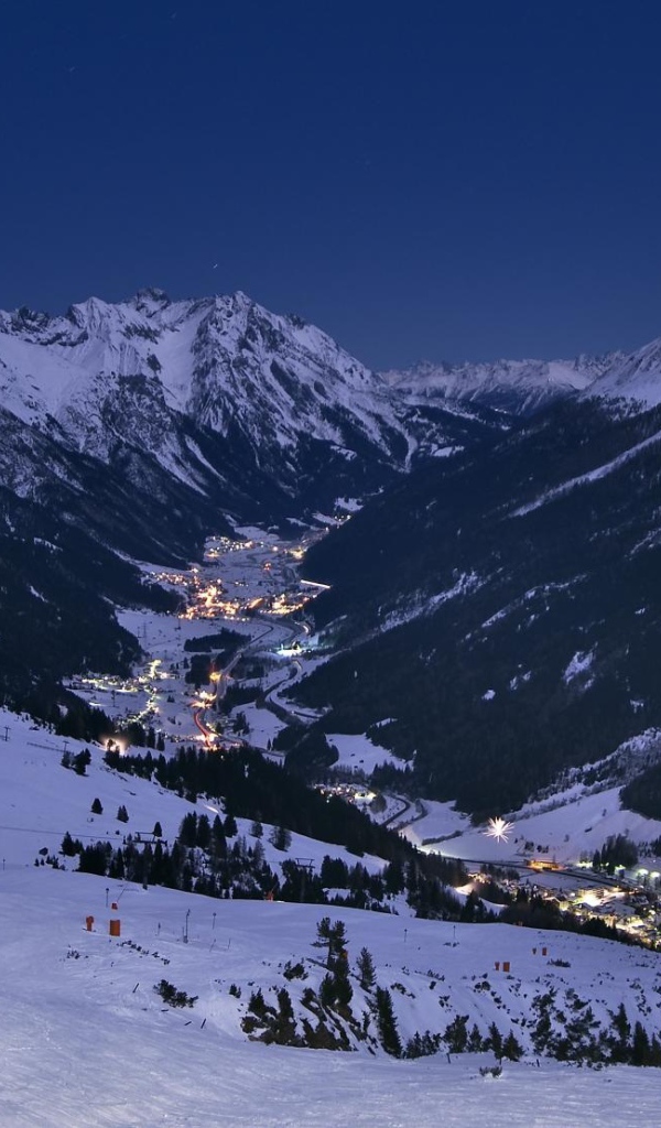 Ночные огни на горнолыжном курорте Лех, Австрия