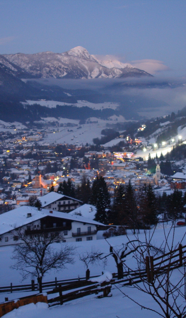 Ночные огни на горнолыжном курорте Шладминг, Австрия