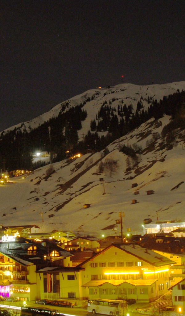 Ночные огни на горнолыжном курорте Сант Антон, Австрия
