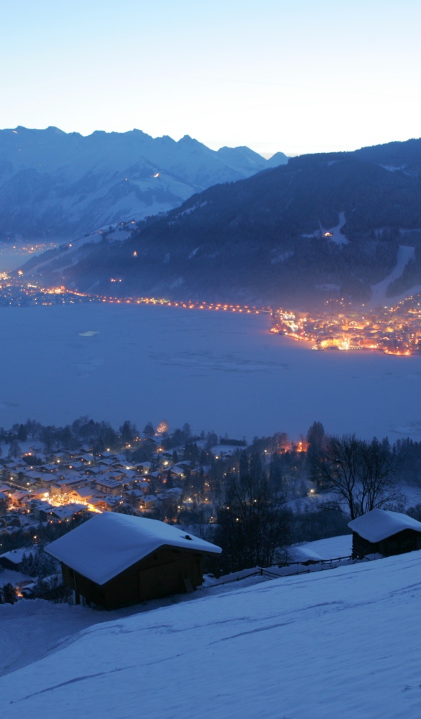 Ночные огни на курорте Цель-ам-Зее, Австрия