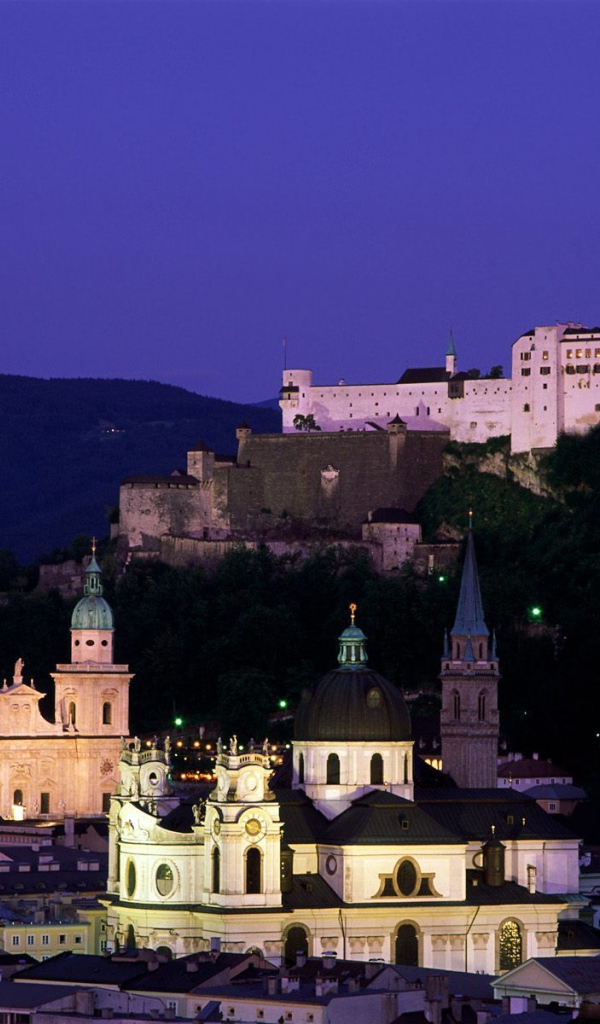 Ночные огни в городе  Зальцбург, Австрия
