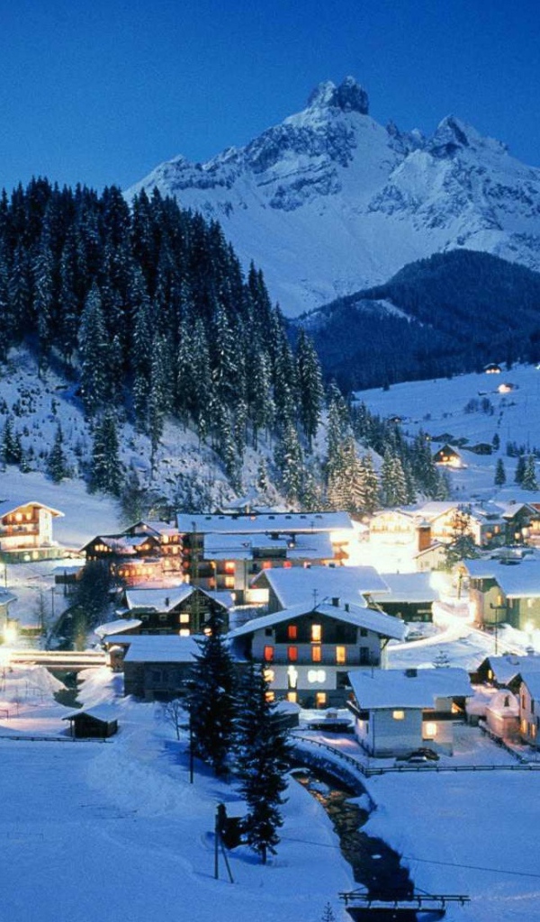 Ночные огни на горнолыжном курорте Ишгль, Австрия