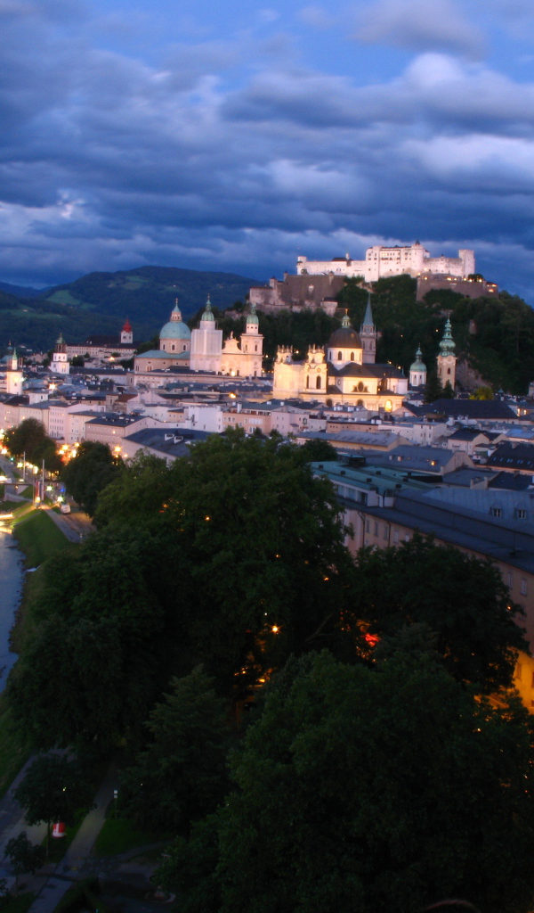 Ночные улицы в городе  Зальцбург, Австрия