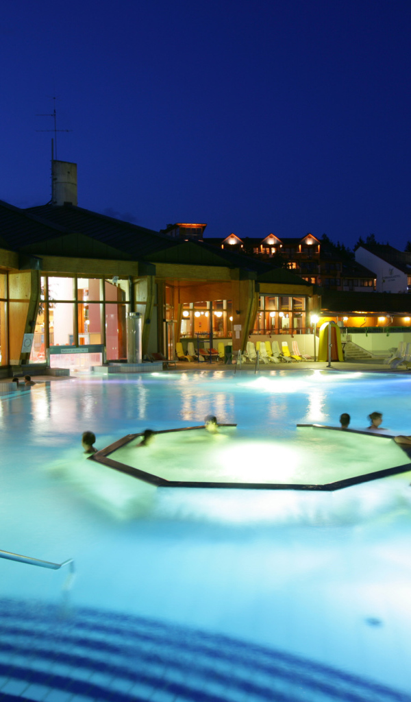 Ночной бассейн на курорте Бад Лойперсдорф, Австрия