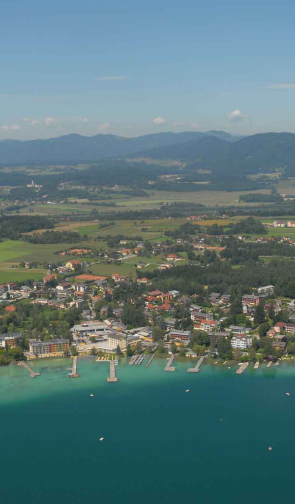 Панорама курорта на озере Клопайнер Зее, Австрия