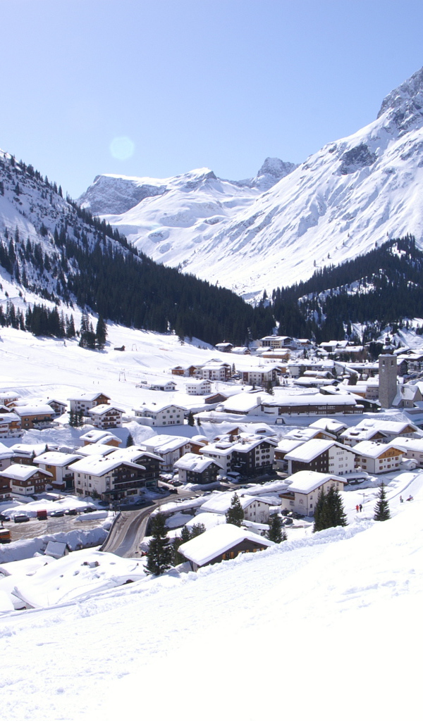 Панорама города на горнолыжном курорте Лех, Австрия