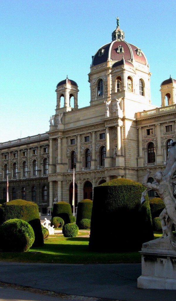 Парк перед дворцом в городе Вена, Австрия
