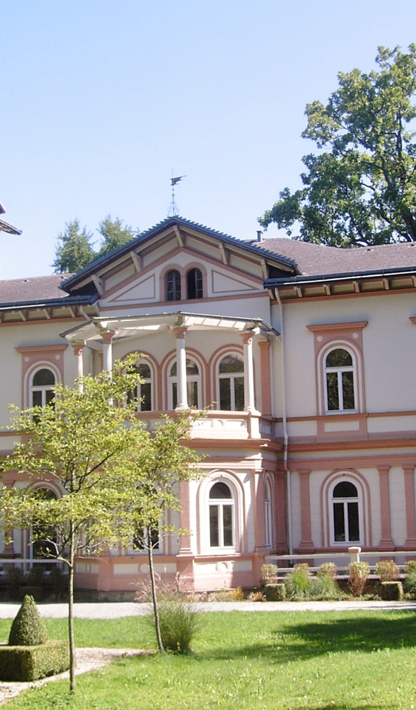 Розовое здание на курорте Бад Халль, Австрия