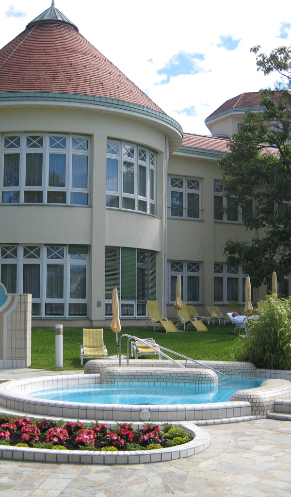 Бассейн перед отелем на курорте Бад Татцмансдорф, Австрия