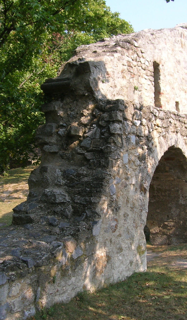 Остатки крепостной стены в городе Гайнберг, Австрия