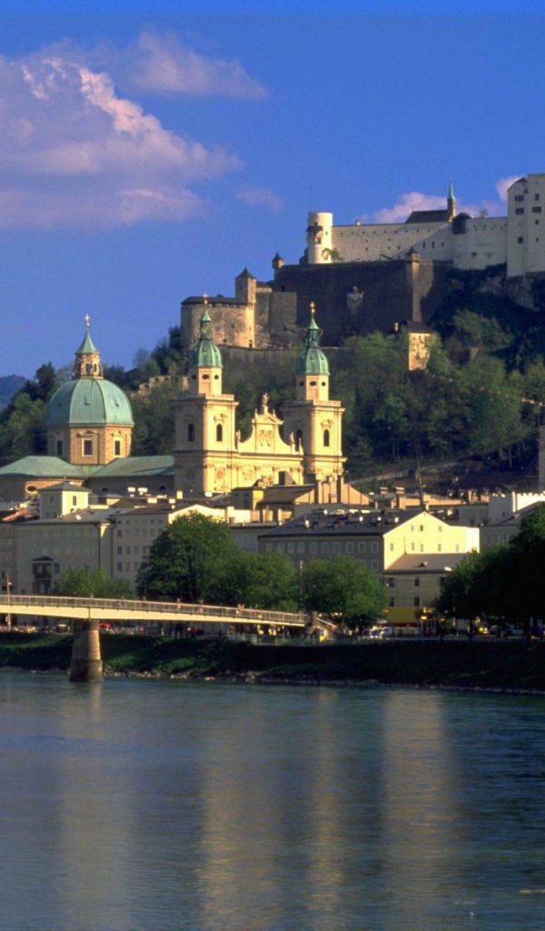 Река на фоне города в Зальцбурге, Австрия