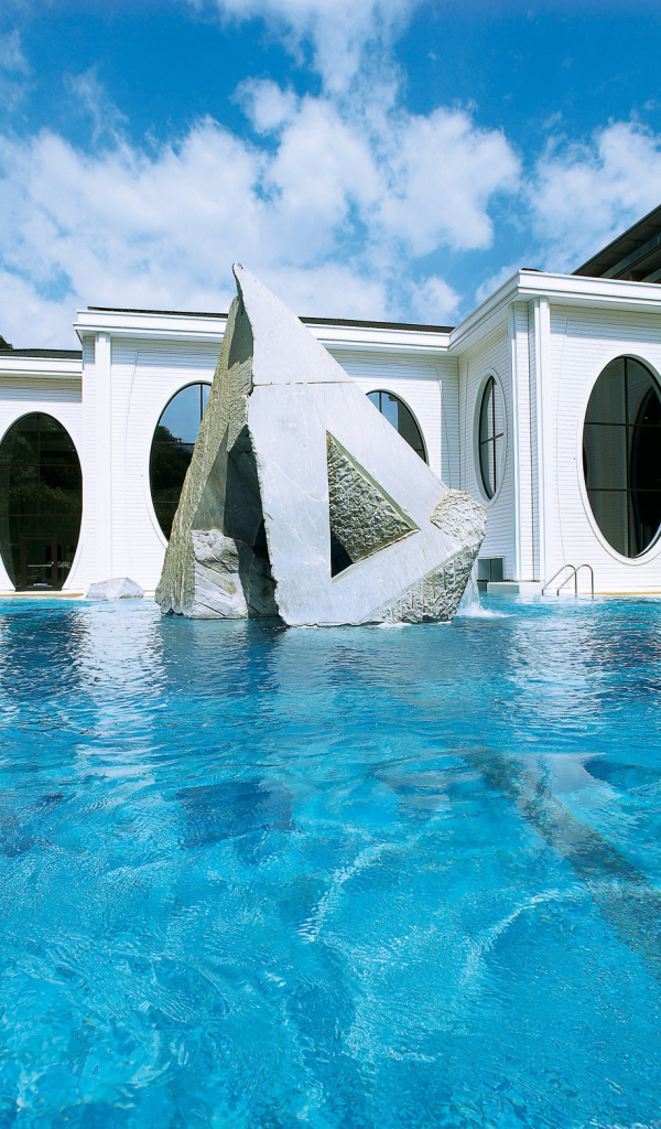 Скульптура в бассейне на курорте Бад Лойперсдорф, Австрия