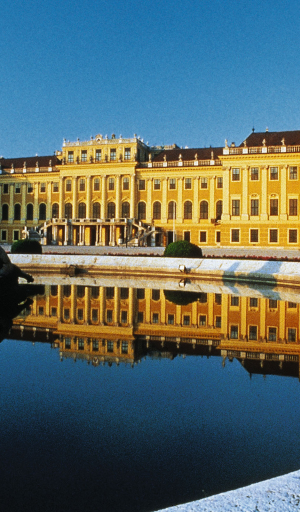 Скульптура среди воды в городе Вена, Австрия